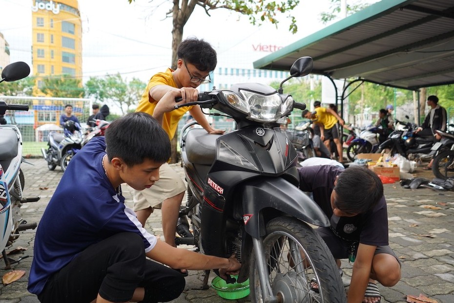 Tp.Đà Nẵng: Nhóm thợ ăn cơm hộp, ngủ nhà nghỉ sửa chữa xe miễn phí cho dân vùng ngập