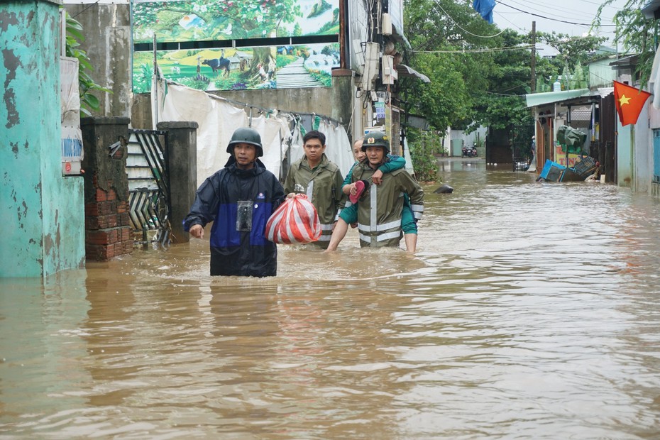 Đà Nẵng: Người dân sơ tán khỏi rốn ngập lần 2, học sinh được nghỉ học