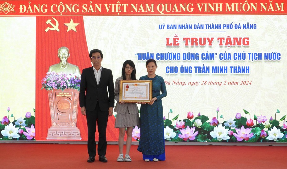 Bảo vệ ngân hàng bị cướp đâm tử vong được tặng Huân chương dũng cảm