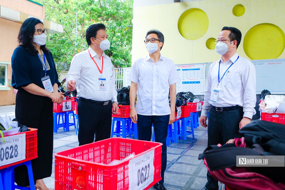 Phó Thủ tướng Vũ Đức Đam kiểm tra thi tốt nghiệp THPT tại Hà Nội