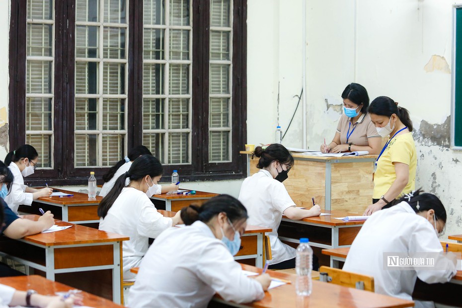 Thi tốt nghiệp THPT: Sĩ tử lo lắng bước vào môn thi đầu tiên