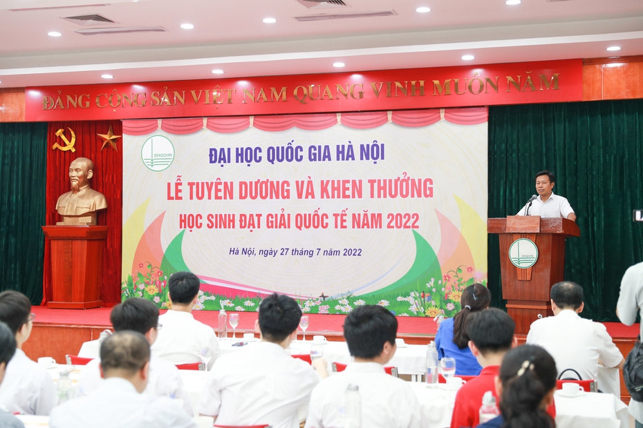 Trao thưởng cho học sinh đạt huy chương tại kỳ thi Olympic quốc tế