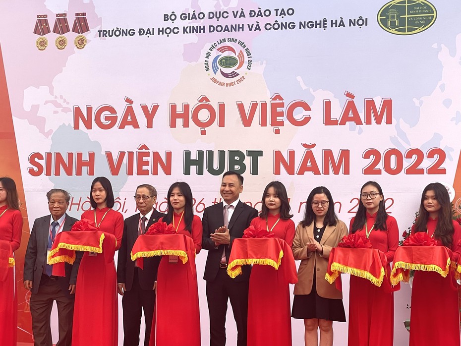 Sinh viên tìm kiếm cơ hội qua Ngày hội việc làm