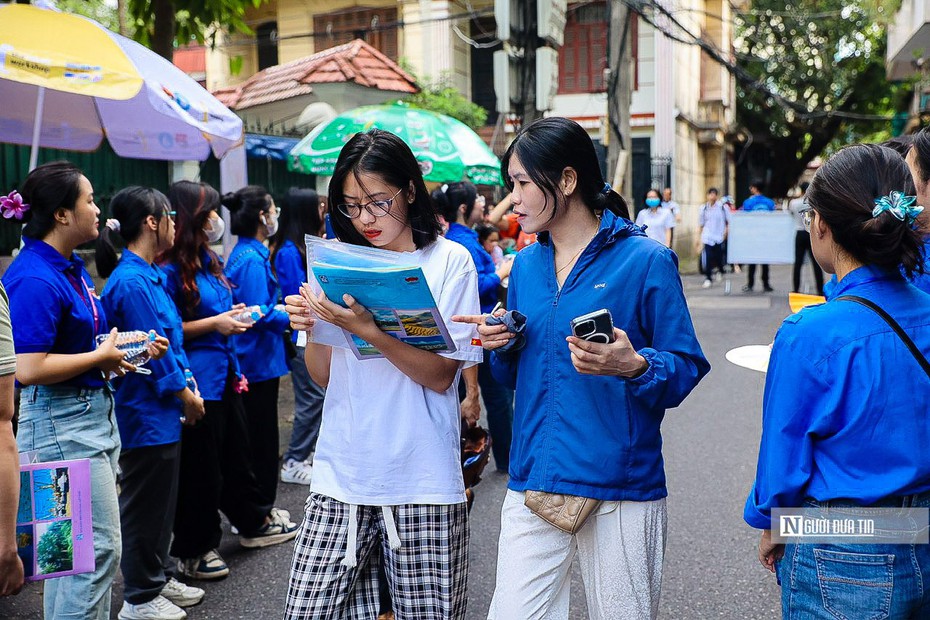 Thi tốt nghiệp THPT 2024: Sĩ tử thoải mái chuẩn bị cho môn thi tổ hợp