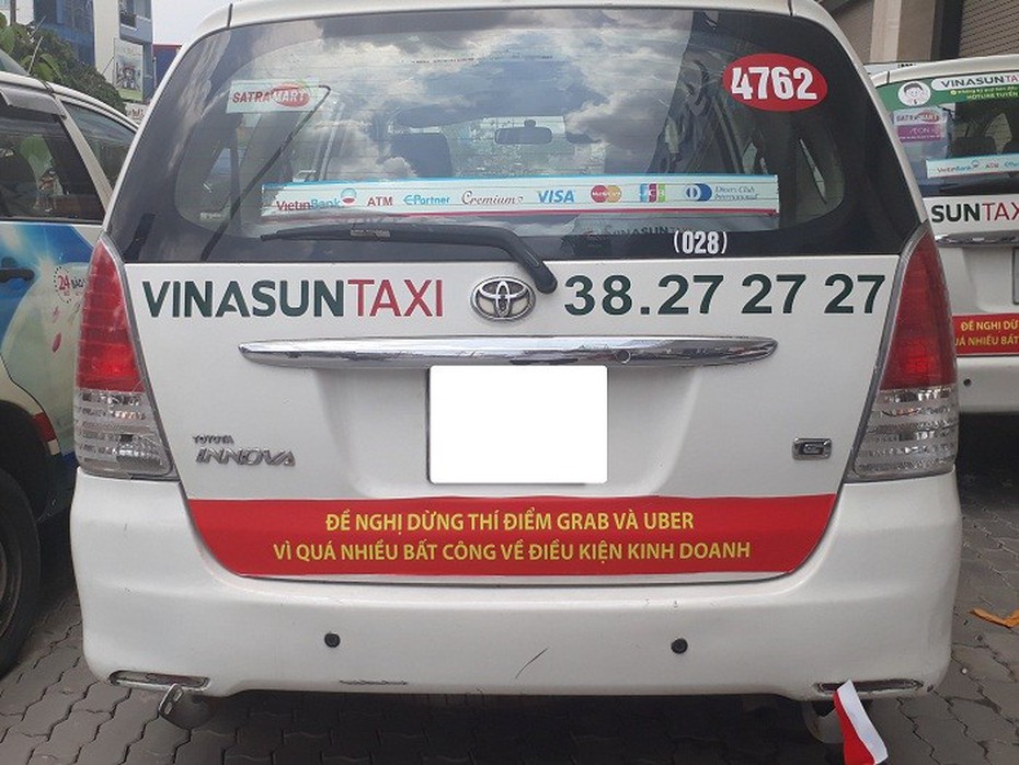 Taxi “đại chiến”: Trách nhiệm thuộc về ai?