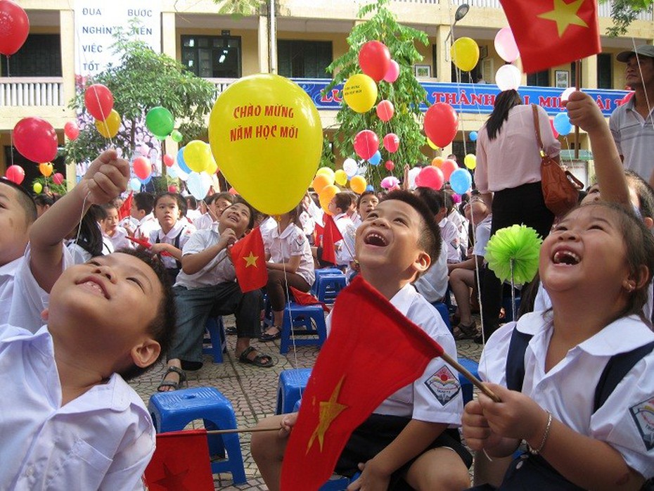 Sao mẹ lại kẹp phong bì vào bưu thiếp tặng cô?