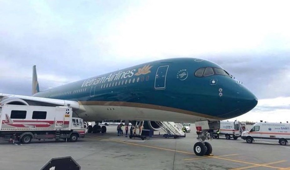 Máy bay Vietnam Airlines hạ cánh khẩn để cấp cứu khách bị co giật