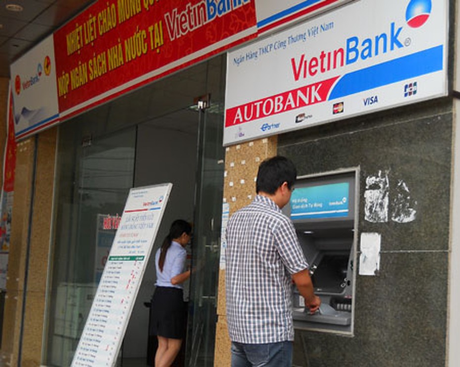 Dừng tăng phí rút tiền nội mạng ATM