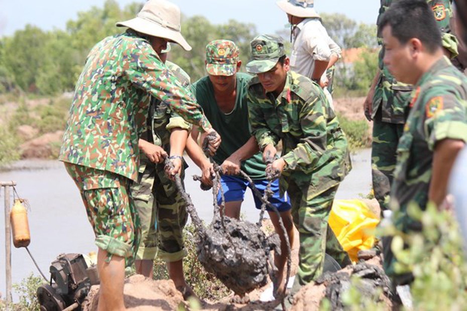 Xác máy bay thời chiến bất ngờ lộ thiên trong ao tôm