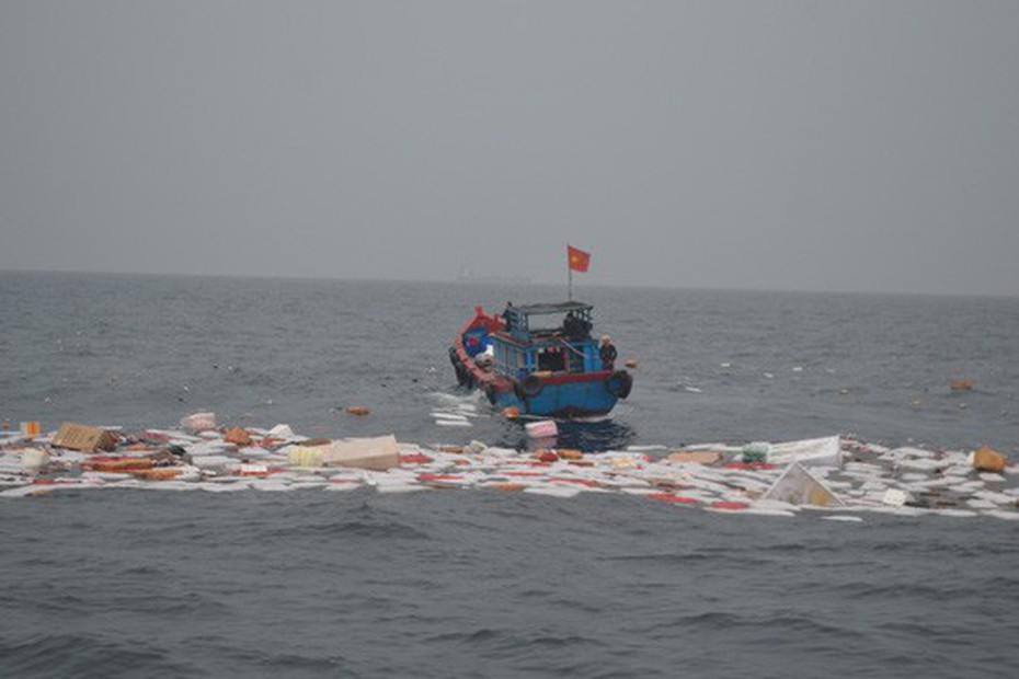 Chìm tàu chở hàng trên vùng biển Lý Sơn