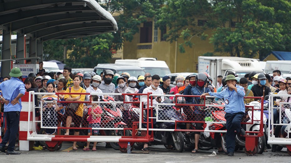 Cấm 9 phà ra đảo Cát Bà, du khách thất thểu