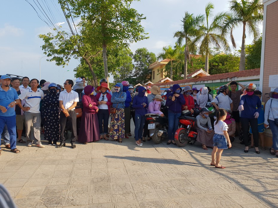 Thi lại môn Văn ở Quảng Bình: Một thí sinh quỳ gối khóc tại trường vì không nắm được lịch thi