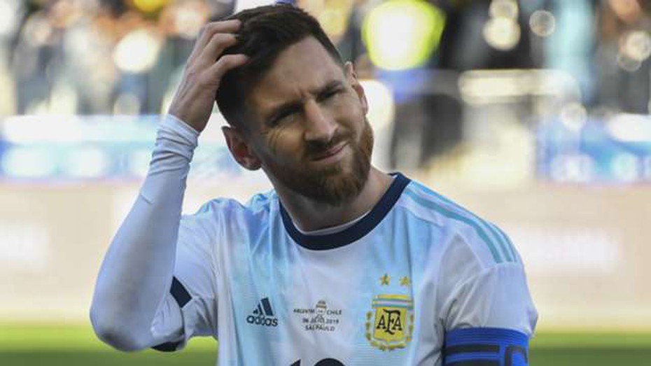 Nhìn lại 2 lần bị thẻ đỏ "ngớ ngẩn" của người hùng Messi
