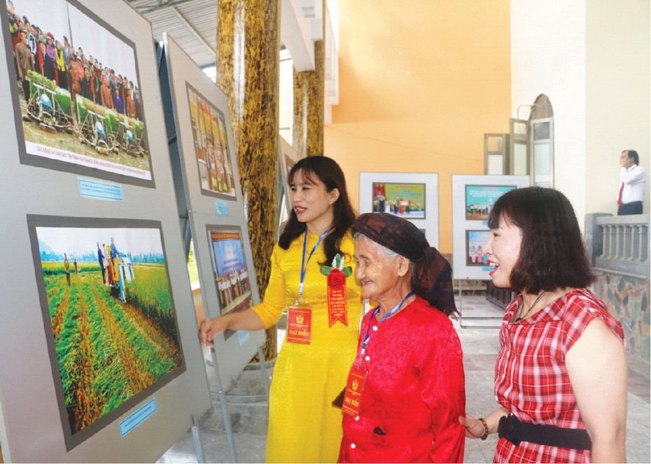 Chuyện chưa kể về cụ bà 84 tuổi 2 năm đạp xe lên xã xin thoát nghèo