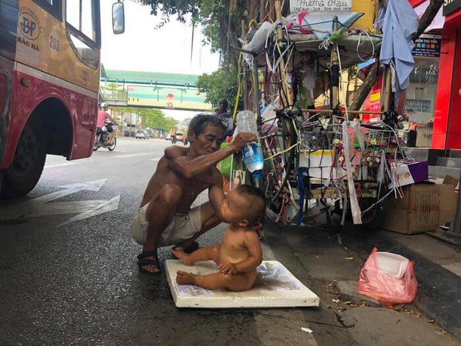 Cơ quan chức năng tìm kiếm người thân cho bé 18 tháng tuổi bị đưa đi khắp Hà Nội mưu sinh