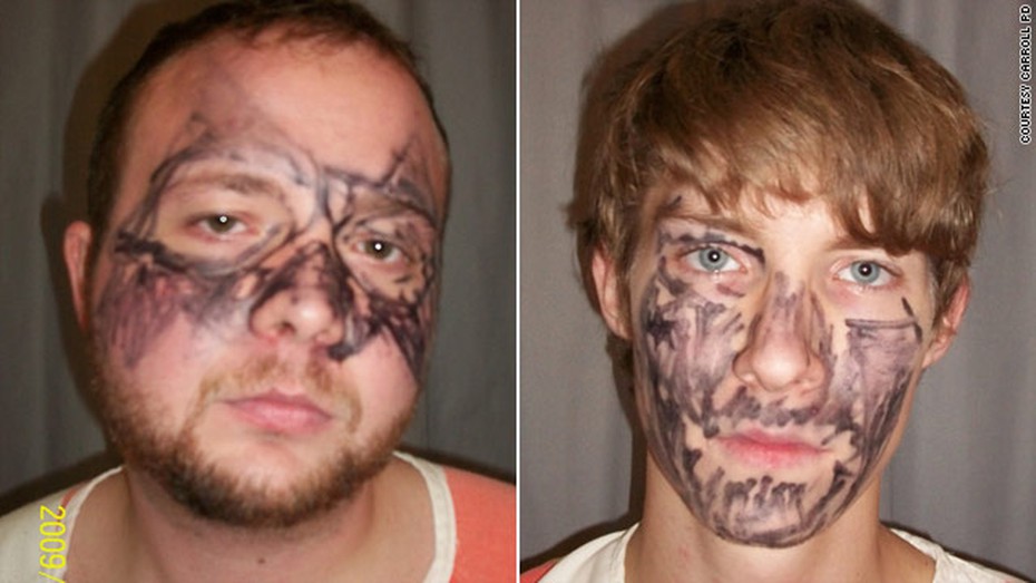 Tự vẽ mặt nạ bằng bút dạ vĩnh viễn, 2 tên cướp không thể xóa vết tích trên mặt