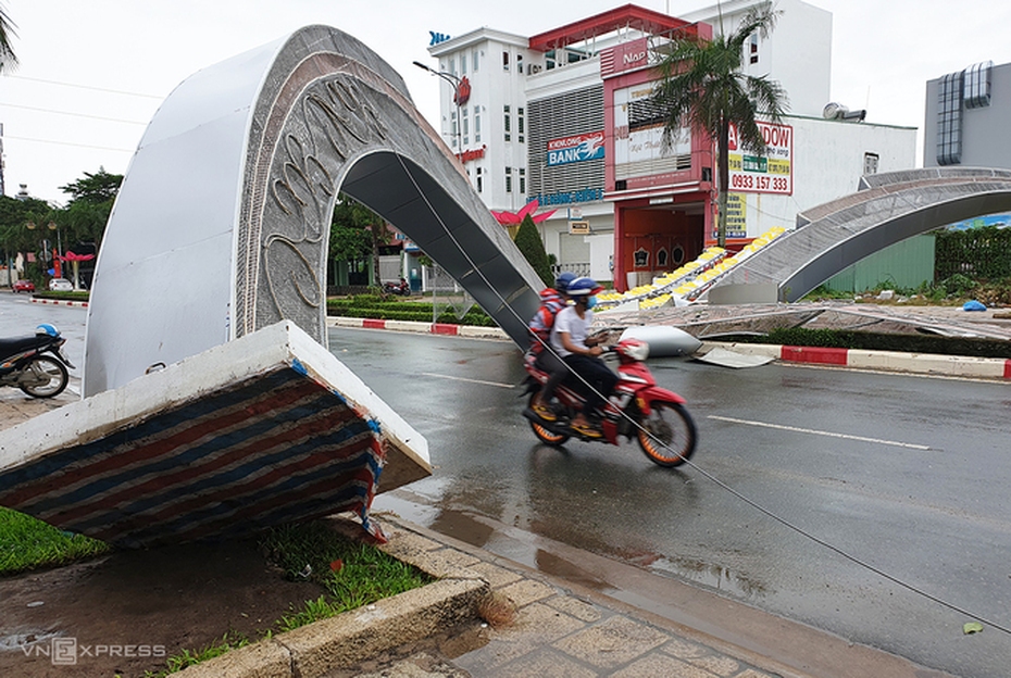 Gió lớn quật đổ hai cổng hoa cao 7m tại Vũng Tàu