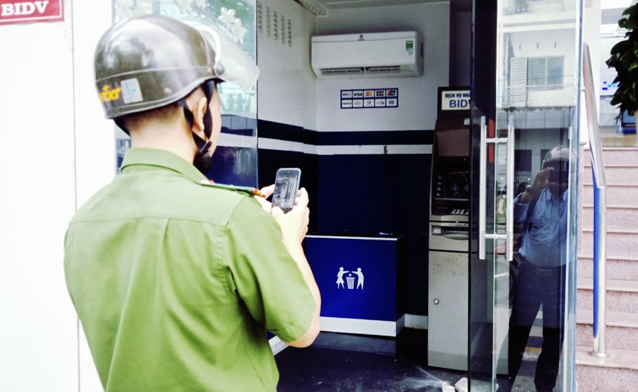 Nhiều vụ đập phá cây ATM của các ngân hàng