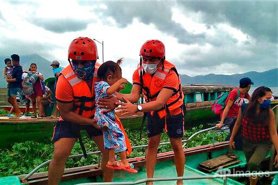 Siêu bão Goni đổ bộ Philippines: Mưa gió dữ dội và 2 lần sạt lở đất