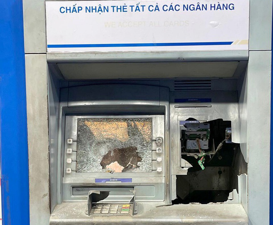 Vác búa đập cây ATM vì rút tiền nhưng nhận về không đủ