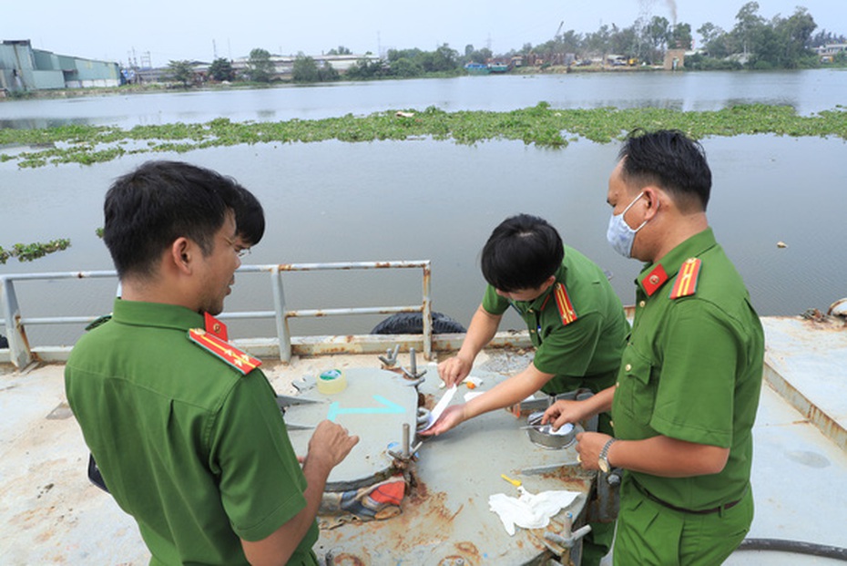 Vụ buôn lậu xăng giả “khủng” ở Đồng Nai: Tạm giam cán bộ cục Chống buôn lậu