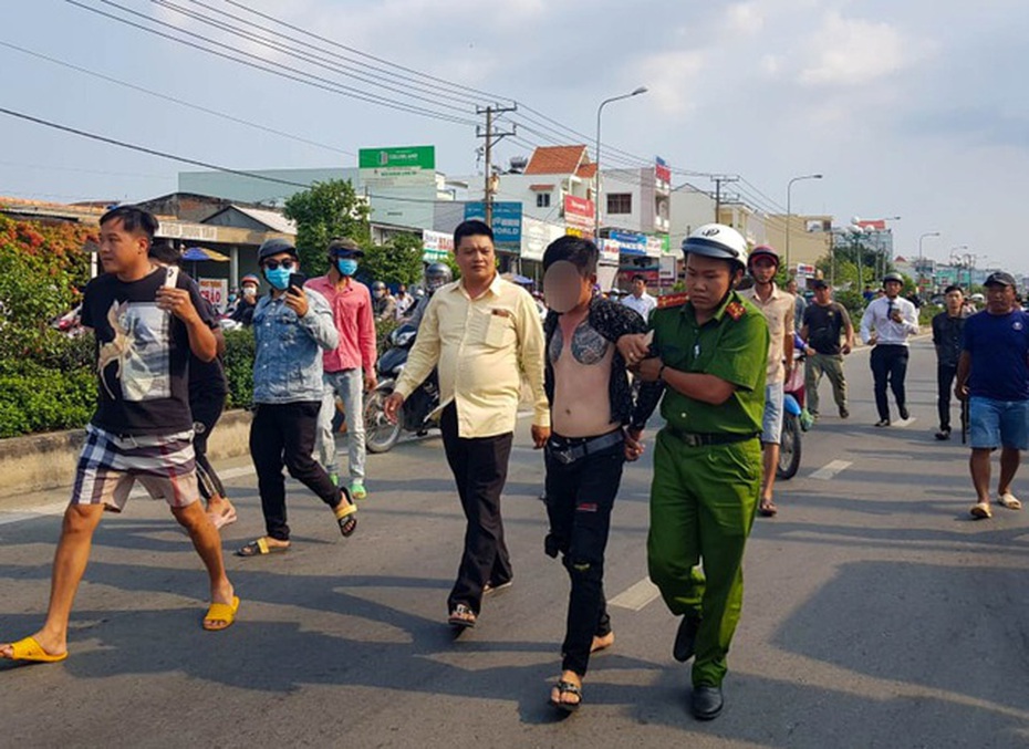 Tài xế “xe điên” cố thủ, cầm dao thách thức CSGT và cái kết