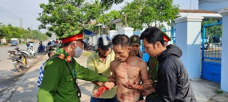 Thanh niên nghi “ngáo đá” cầm dao tự gây thương tích