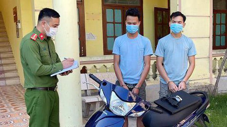 Tạm giữ 2 tên cướp dùng kim tiêm chống trả cảnh sát