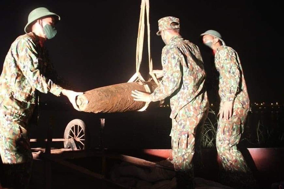 Hà Nội: Trục vớt quả bom nặng 230kg dưới chân cầu Chương Dương
