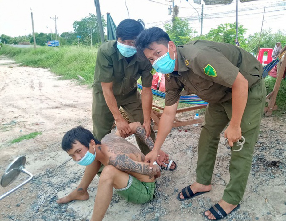 Khống chế đối tượng nghi “ngáo đá” đánh công an tại chốt kiểm dịch