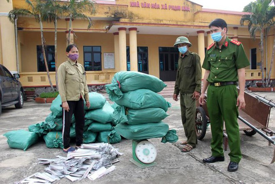 Hải Dương: Bắt quả tang người phụ nữ U50 vận chuyển 3 tạ pháo bằng xe cải tiến