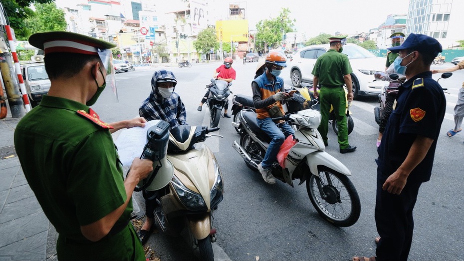 Hà Nội: Phát hiện giấy đi đường của người bán cá “8 tháng tuổi”