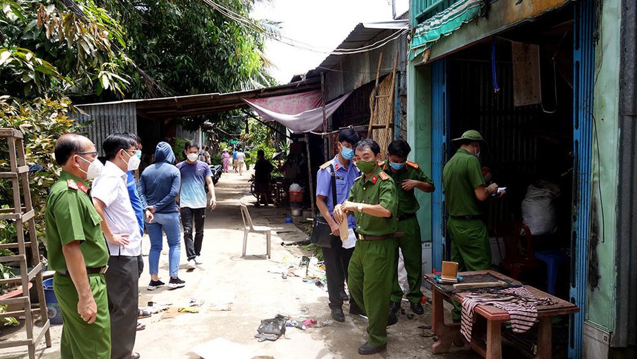 Truy tìm nghi phạm khóa cửa phóng hỏa định sát hại gia đình ba người