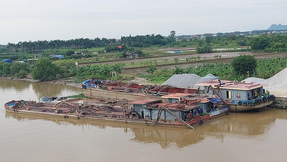 Bộ Công an bắt 24 tàu hút cát trái phép trên sông Văn Úc