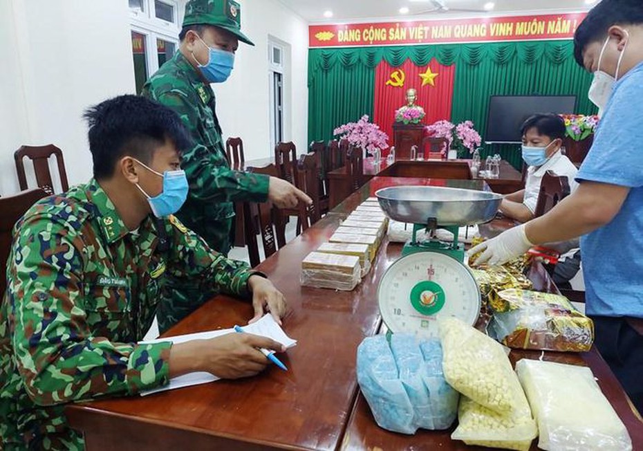 Long An: Phát hiện 24kg nghi ma túy trên xe chở xoài, bắt giữ 2 đối tượng liên quan