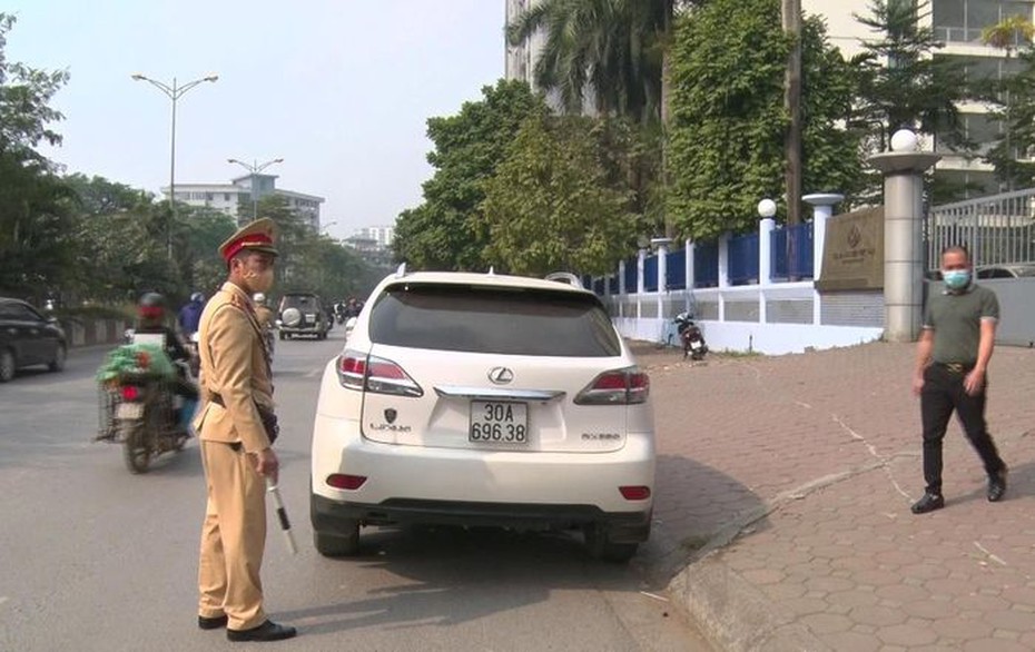 Hà Nội: Điều tra vụ xe sang hàng tỷ đồng “đeo” biển giả