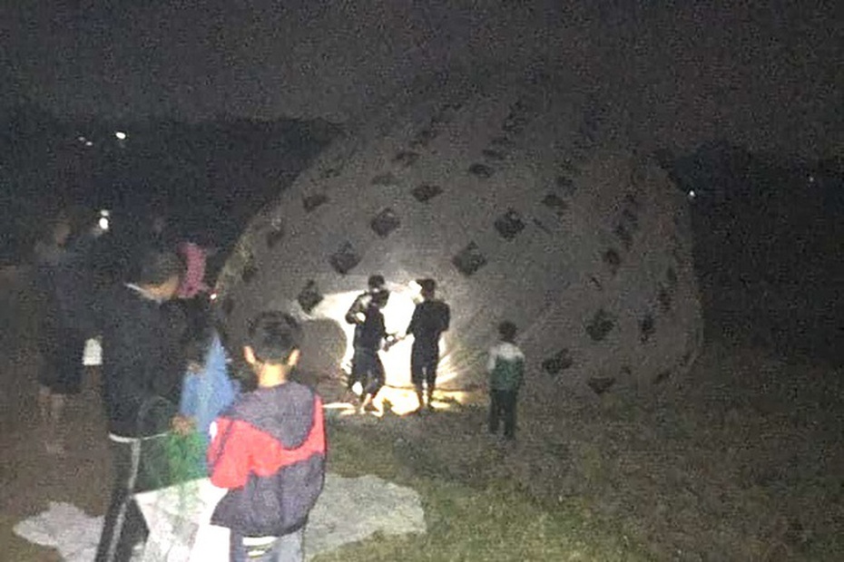 Thông tin mới nhất về "vật thể lạ" có hình Triển Chiêu và tiền nước ngoài rơi ở Phú Thọ