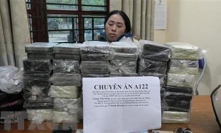 Bắt một phụ nữ dùng xe máy vận chuyển 72 bánh heroin