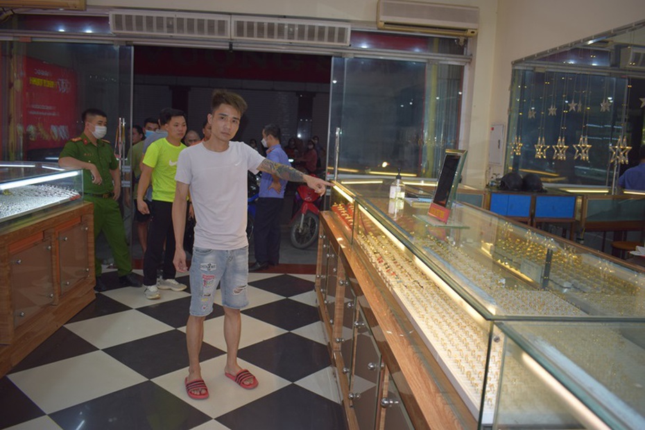 Cướp tiệm vàng rồi tạo bằng chứng ngoại phạm