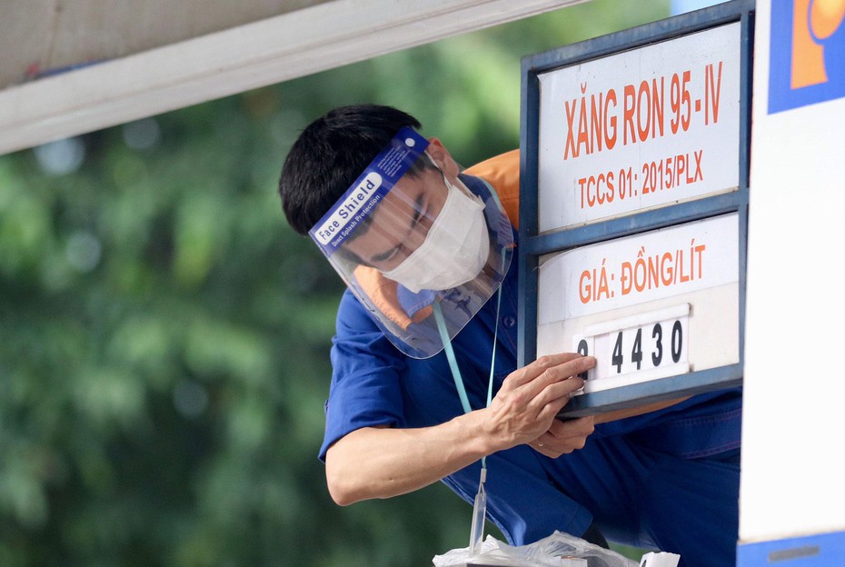 Giá xăng tăng hơn 400 đồng/lít từ chiều nay