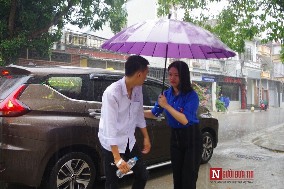 Hình ảnh sĩ tử Thanh Hóa đội mưa tầm tã tới điểm thi