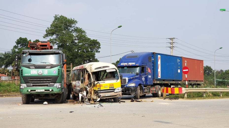 Tai nạn liên hoàn trên Đại lộ Thăng Long khiến 2 vợ chồng tử vong