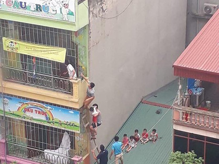 Cháy trường mầm non, người lớn trèo mái tôn, bắc thang gỗ giải cứu các cháu nhỏ