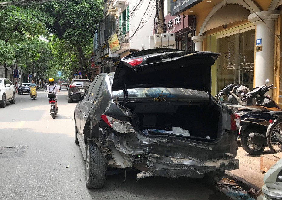 Hà Nội: Ô tô mất lái gây tai nạn liên hoàn, hai mẹ con nhập viện
