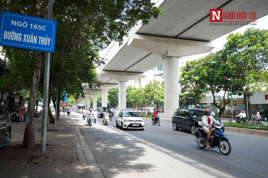 Hà Nội: Taxi ngang nhiên di chuyển trong đường cấm