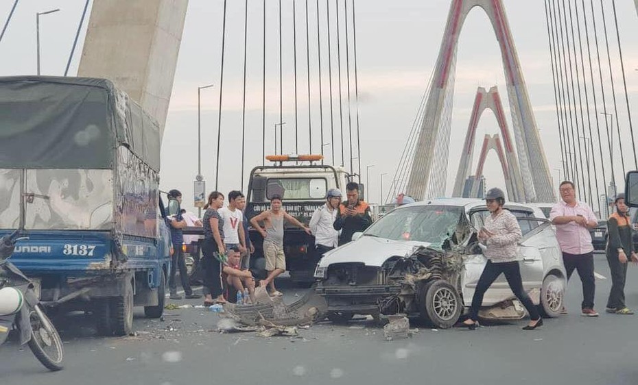 Cầu Nhật Tân ùn tắc hơn 3km do xe Kia Morning tông vào đuôi xe tải đậu giữa đường