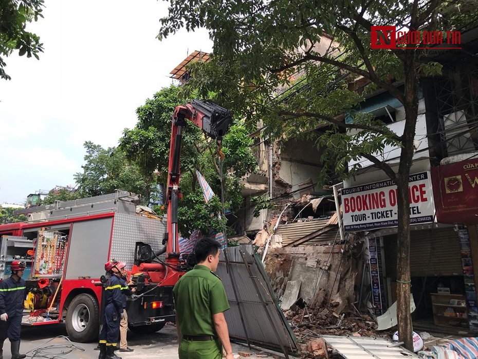 Hà Nội: Sập nhà 2 tầng trên phố Hàng Bông