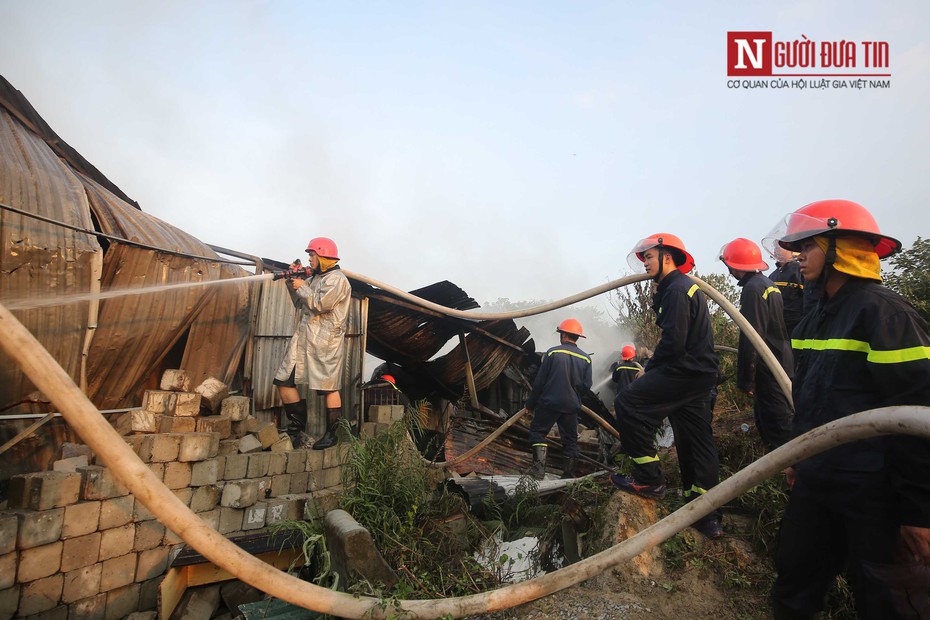 Hiện trường vụ cháy thiêu rụi toàn bộ nhà kho chứa phế liệu trên đường Nguyễn Xiển