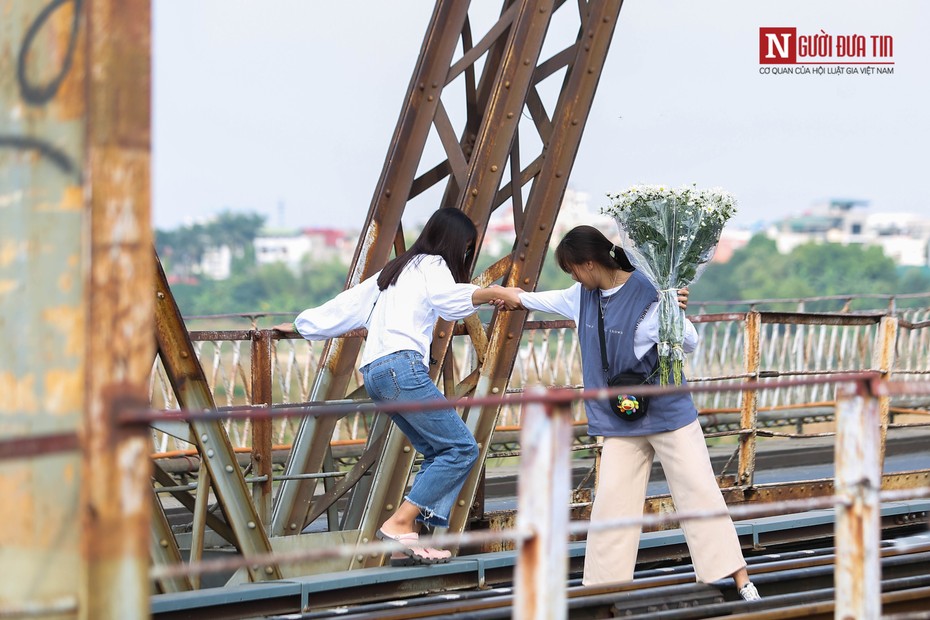 Bất chấp nguy hiểm, giới trẻ trèo sang đường tàu trên cầu Long Biên check in