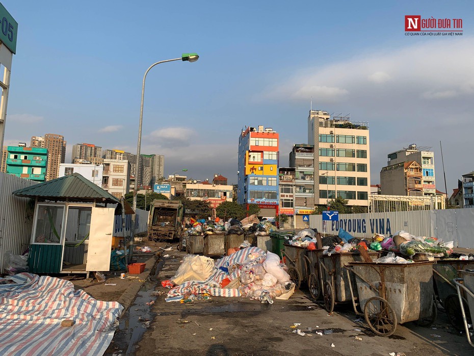 Người dân chặn bãi rác Nam Sơn: Hà Nội tràn ngập rác trên nhiều tuyến phố